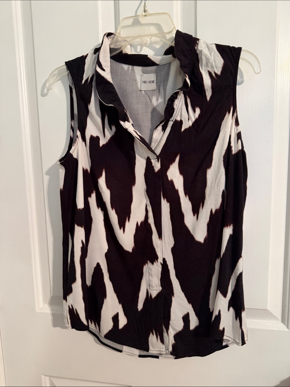 NIC+ZOE Black and White Sleeveless Print Collared Top